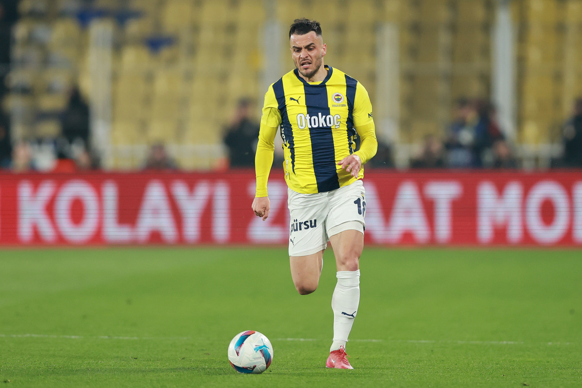 L'avenir incertain de Filip Kostic : un dilemme pour la Juventus