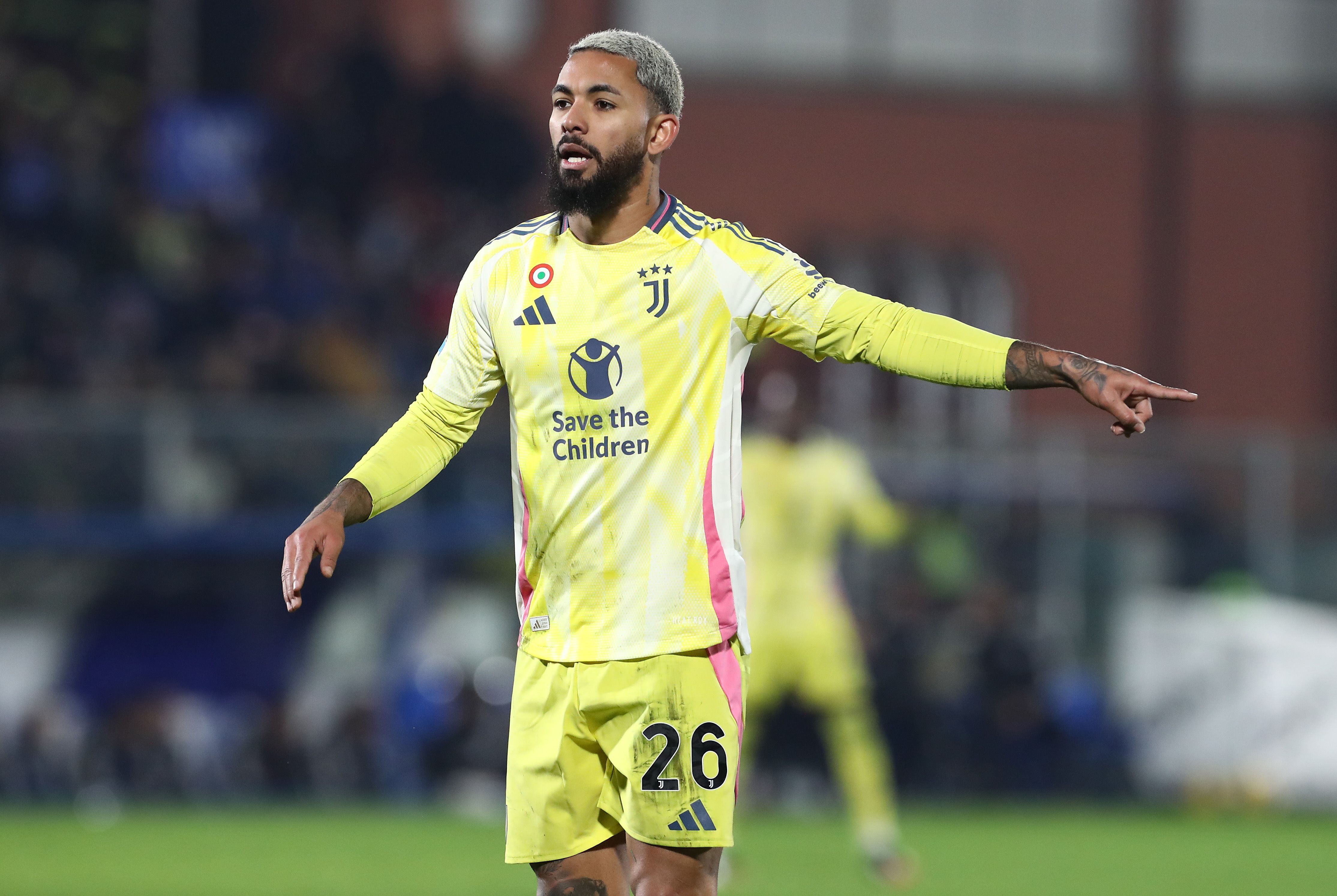 Nottingham Forest en Guerre pour Douglas Luiz : La Concurrence S'intensifie en Premier League